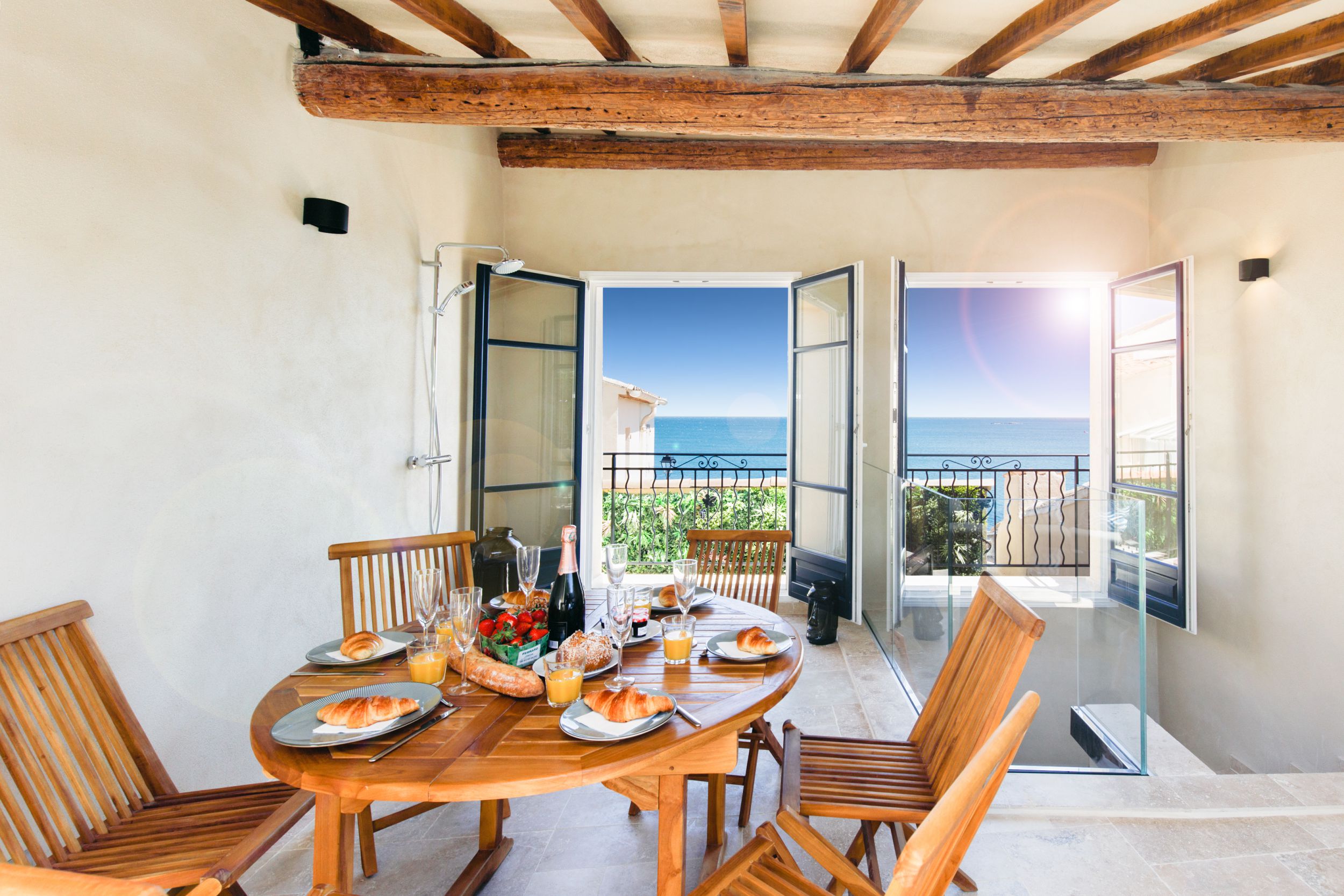 Maison Pantai seafront view in Old Antibes